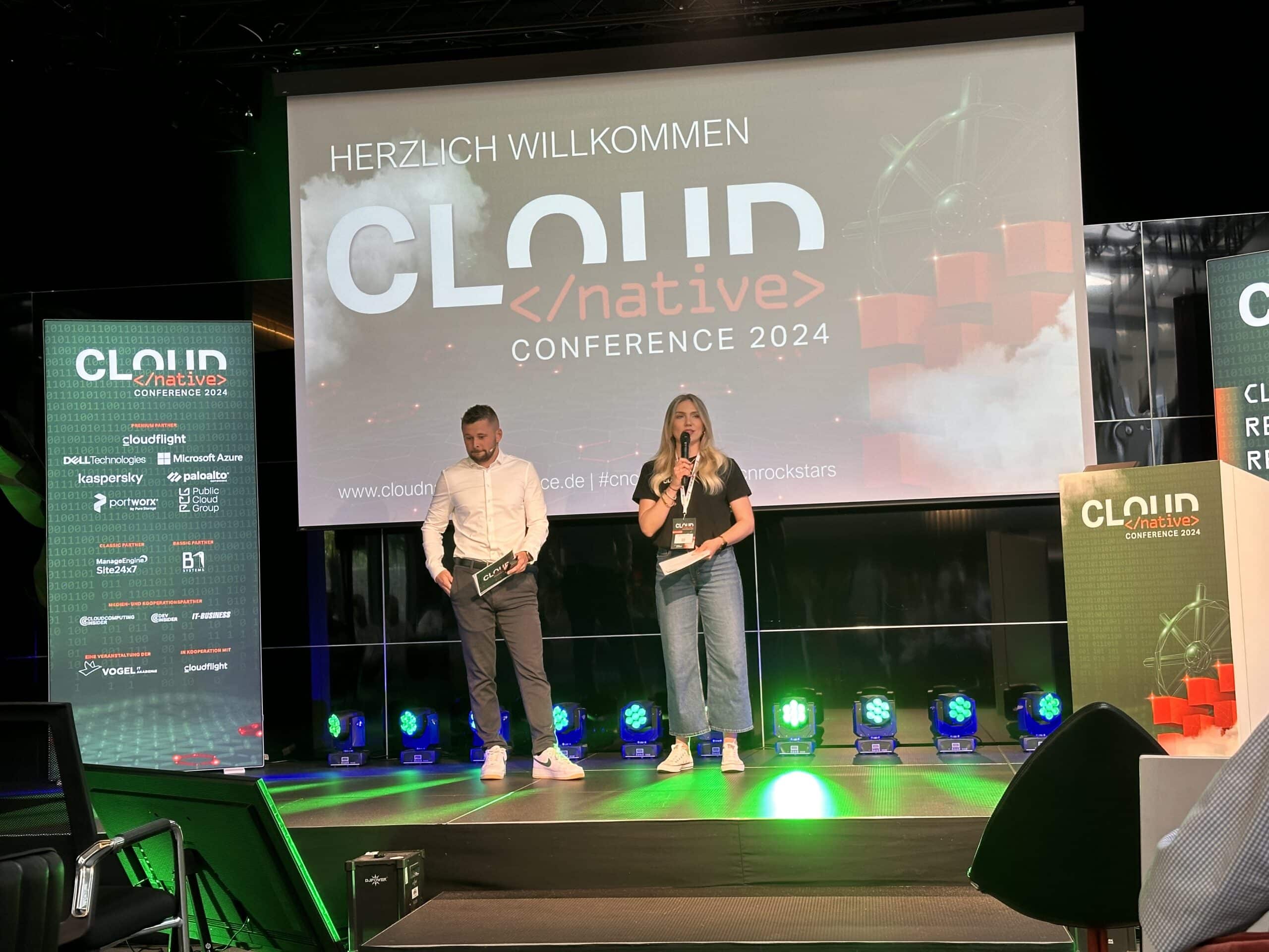 Max Hille und Lydia Hundsdörfer begrüßen die Teilnehmer der Cloud Native Conference 2024.